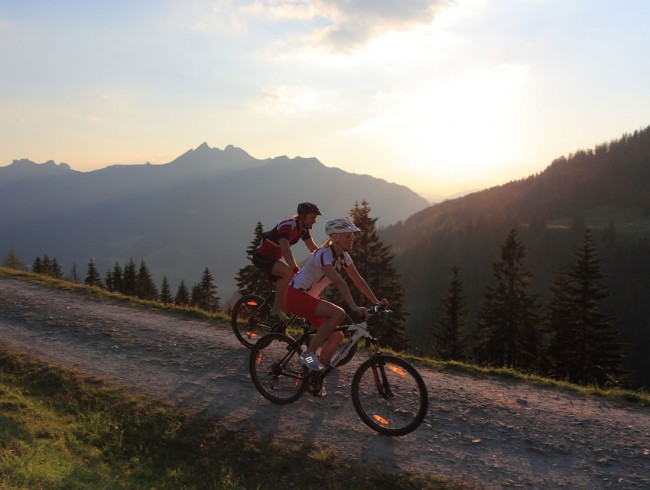 Mountainbiken im Sonnenuntergang © TVB Großarl