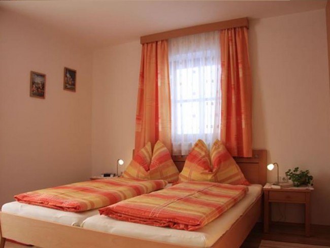 Doppelbett im Schlafzimmer